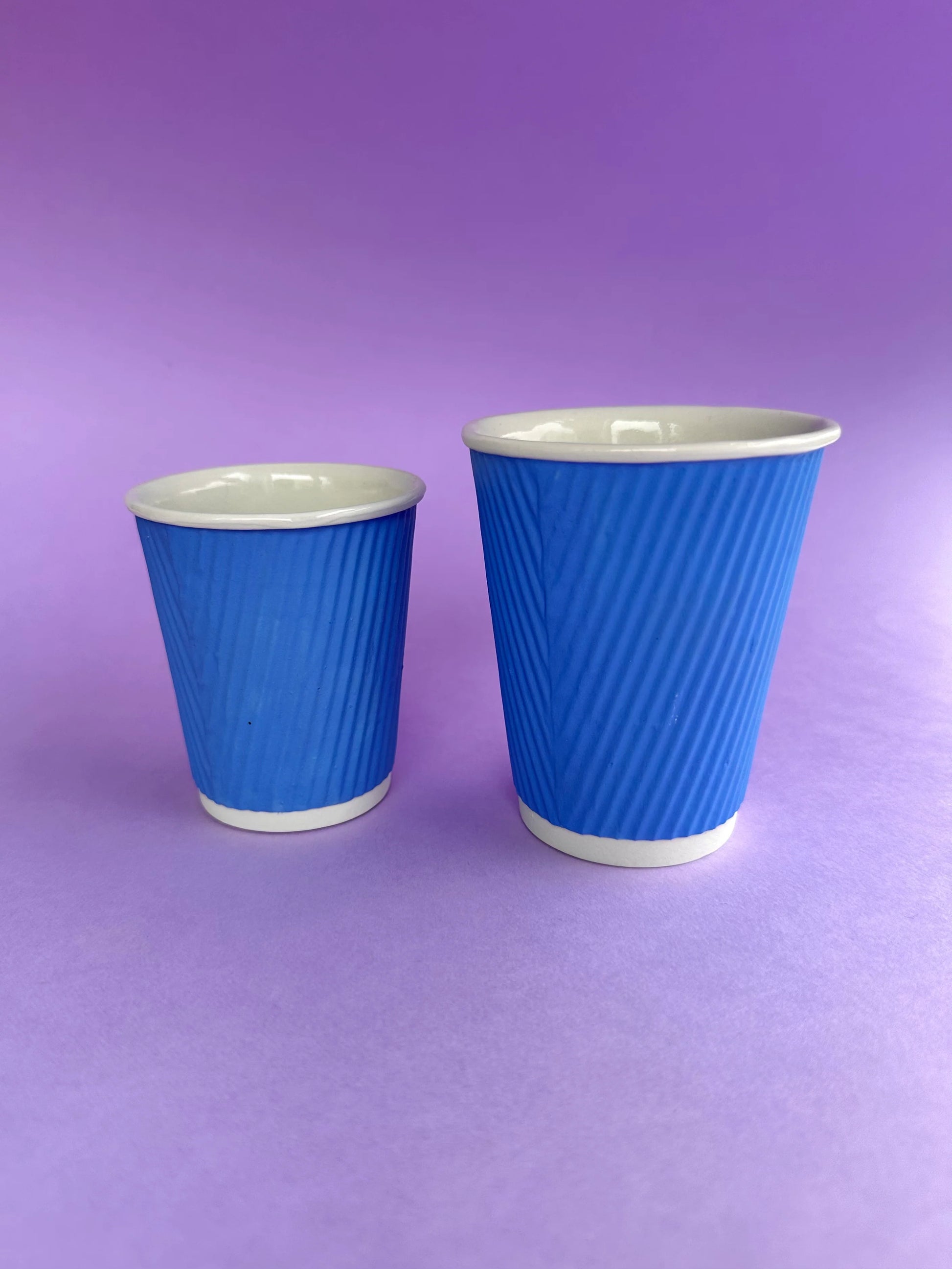 Grand gobelet en porcelaine émaillée, fait main par Denisse à Renens