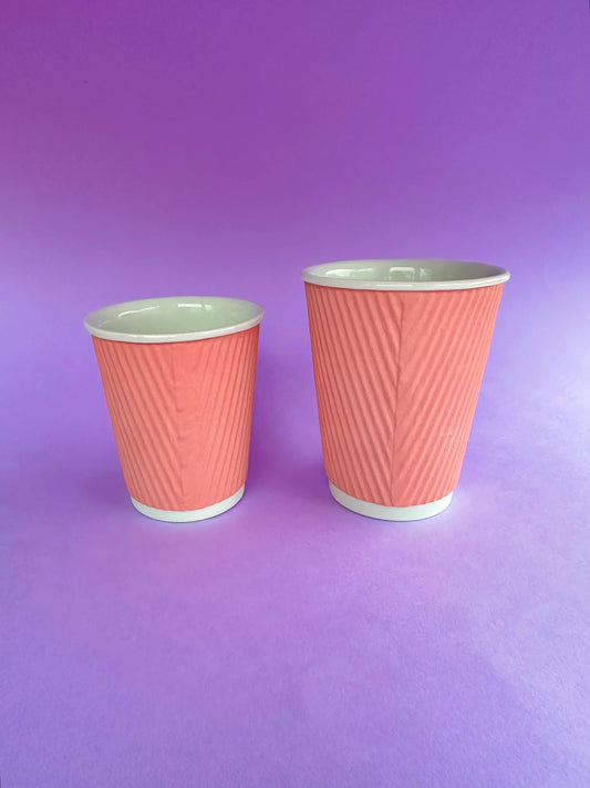 Petit gobelet en porcelaine émaillée, fait main par Denisse à Renens